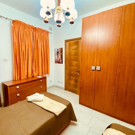 Bugibba Central Modern Apartment St. Paul's Bay Bagian luar foto