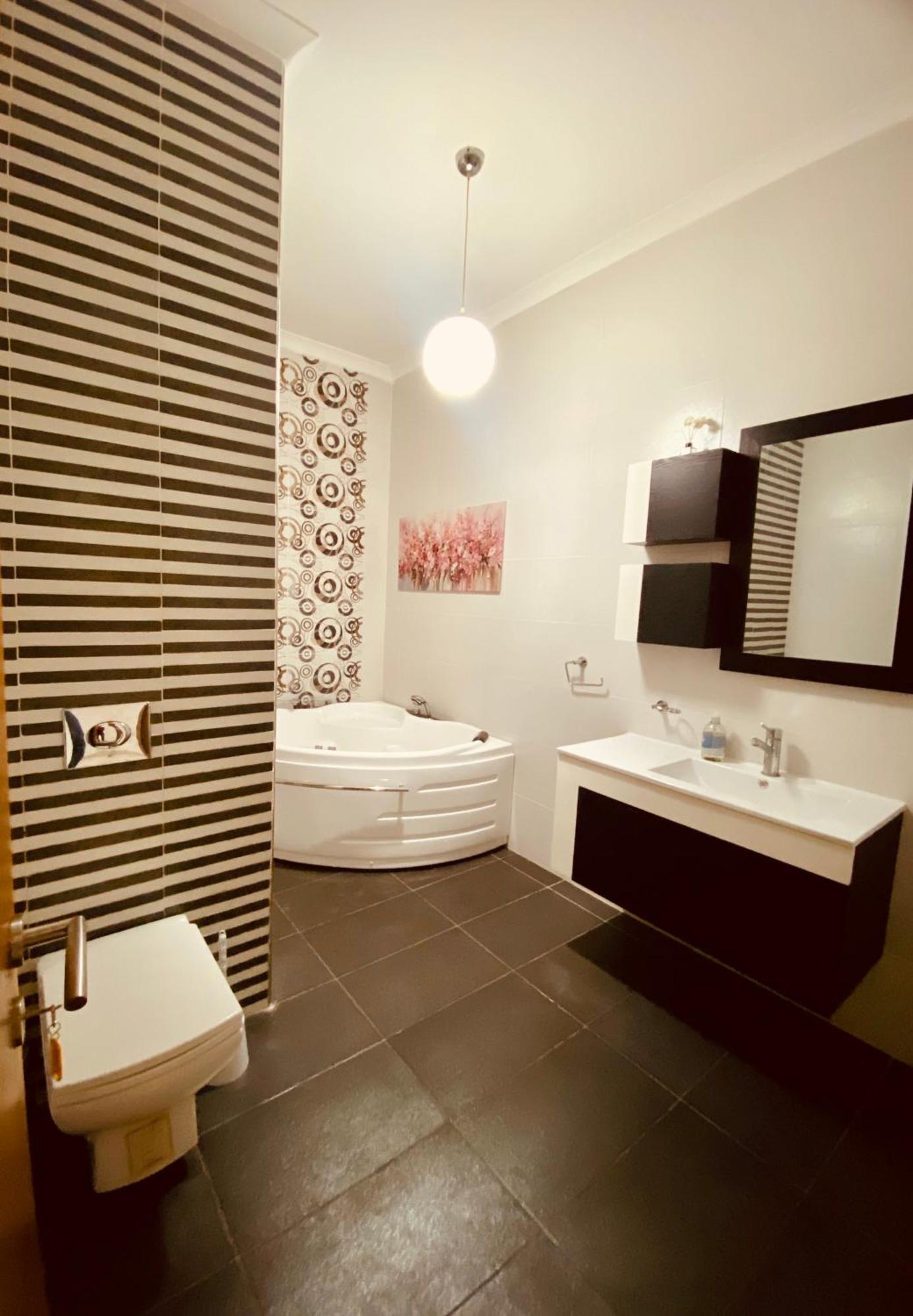 Bugibba Central Modern Apartment St. Paul's Bay Bagian luar foto