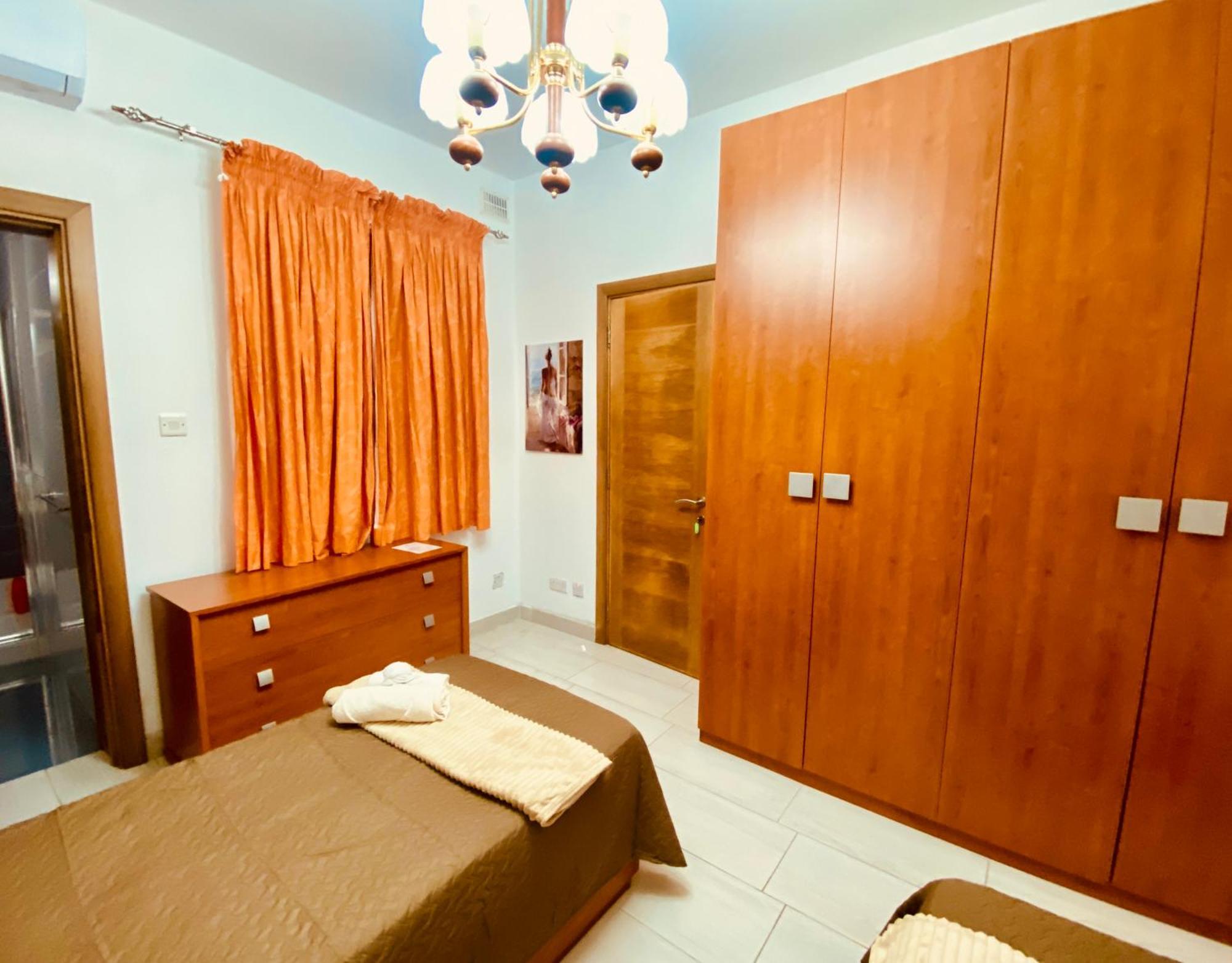 Bugibba Central Modern Apartment St. Paul's Bay Bagian luar foto