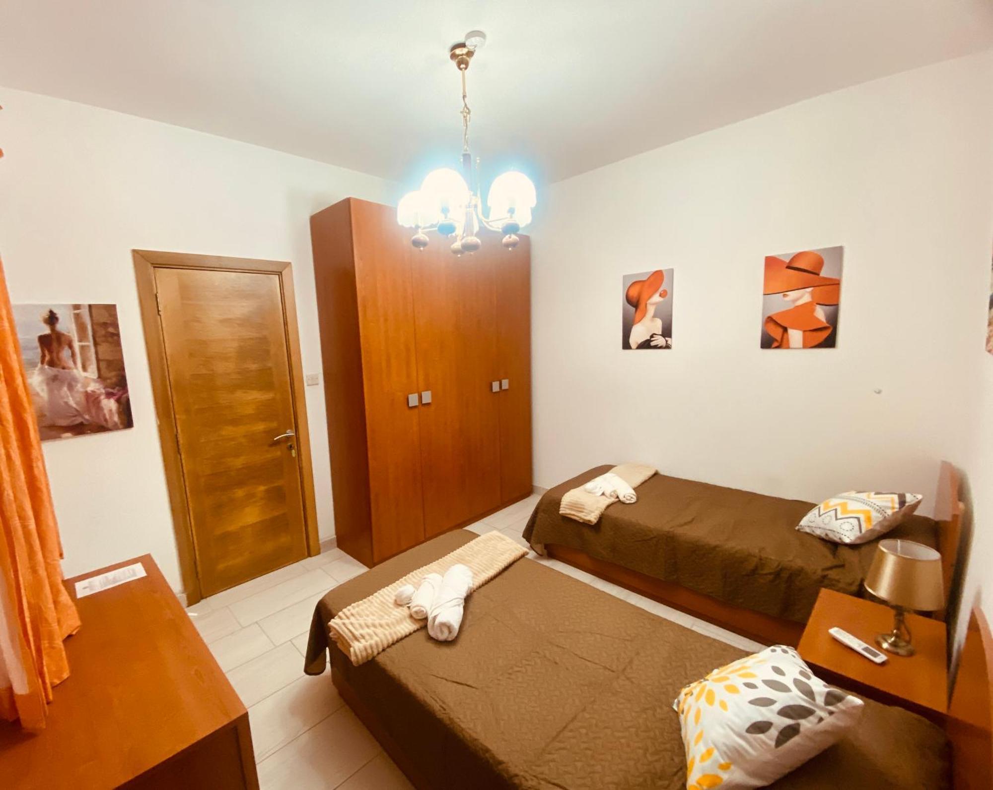 Bugibba Central Modern Apartment St. Paul's Bay Bagian luar foto