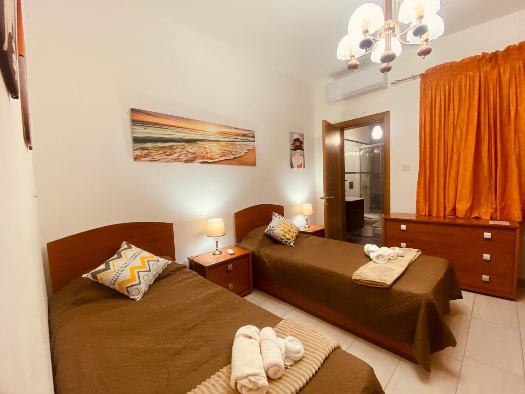 Bugibba Central Modern Apartment St. Paul's Bay Bagian luar foto